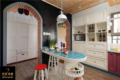 家裝應(yīng)該先貼壁紙還是鋪地板？