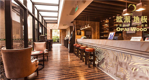 在木地板襯托下，餐廳成為一個(gè)亮點(diǎn)