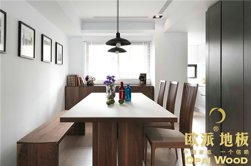 在木地板襯托下，餐廳成為一個(gè)亮點(diǎn)