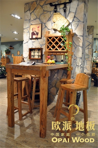 在木地板襯托下，餐廳成為一個(gè)亮點(diǎn)